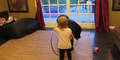 Hund soll Hula Hoop tanzen