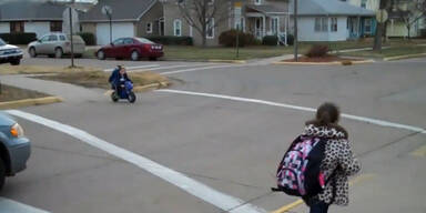 Kind f&auml;hrt mit Motorrad in Kindergarten