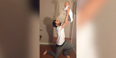 Vater zieht sich freih&auml;ndig Hose an