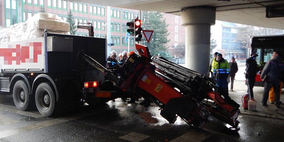 Lkw Crash DOnaustadt Höhe verschätzt