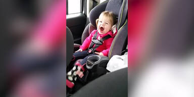 Kleinkind steht auf Taylor Swift