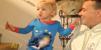 Vater isst ein Insekt vor seinem Kind