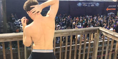 Unterhosen-T&auml;nzer tanzt am Balkon