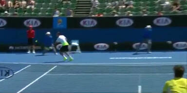 Balljunge wird von Tennisball getroffen