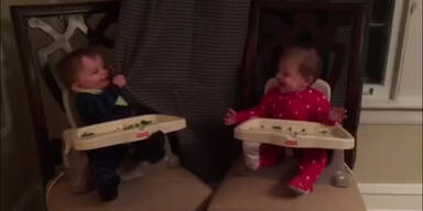 Baby lernt Zwillingsbruder Verstecken