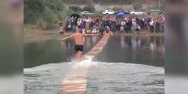 M&ouml;nch l&auml;uft 118 Meter auf Wasser