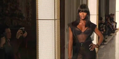 Naomi Campbell pr&auml;sentiert Dessous