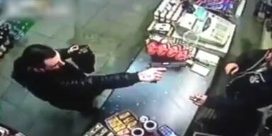 Mutiger Verkäufiger entreisst Pistole