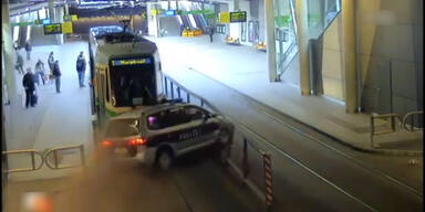 Polizeiauto kracht in Tram