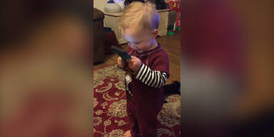 Kleinkind au&szlig;er sich wegen eines Anrufs