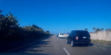 Corvette baut beinahe Unfall auf Autobahn