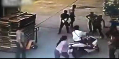 Frau l&auml;sst Mopedfahrer st&uuml;rzen