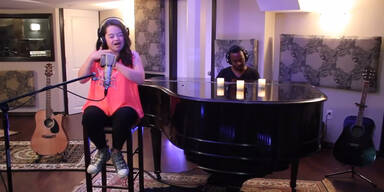 M&auml;dchen mit Trisomie 21 singt Chart-Hit