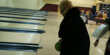 Oma schafft zum ersten Mal einen Strike