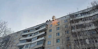 Russe z&uuml;ndet sich selbst an und springt von Hochhaus