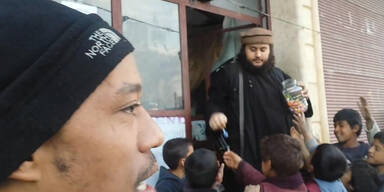 Austro-Islamist verteilt Zuckerl