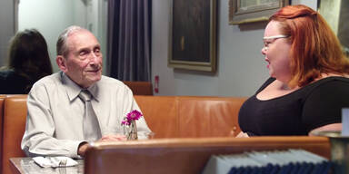 Enkel schickt Gro&szlig;vater auf Tinderdates