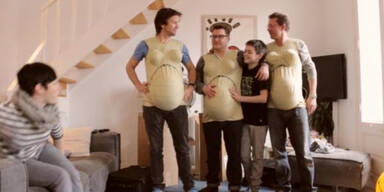 Väter üben sich als Schwangere