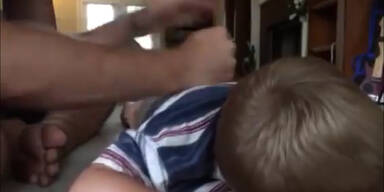 Vater trommelt auf Sohn