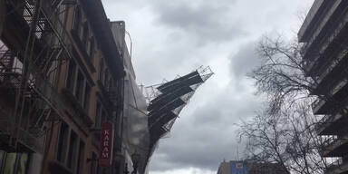 Riesen-Baugerüst fällt auf Straße