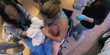 Geburt auf den Stufen des Krankenhauses