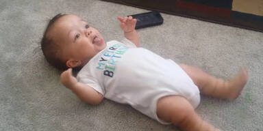 Baby tanzt zu Handy-Musik
