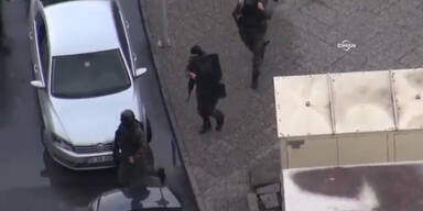 Spezialeinheiten vor Justizpalast