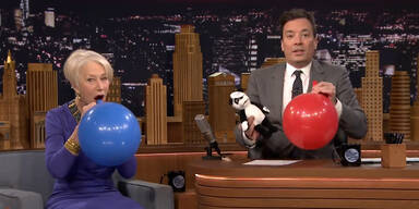 Helen Mirren atmet Helium ein
