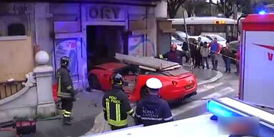 W&auml;rter schrottet teuren Ferrari