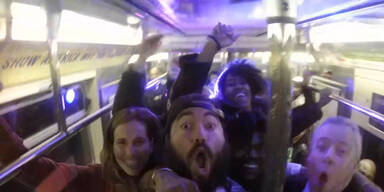 Tanzparty in New Yorker Ubahn