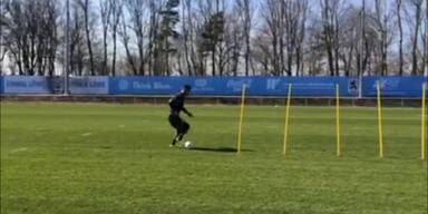 Hier trainiert Okotie wieder mit Ball