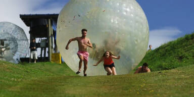 Spaß mit dem Zorbing-Ball