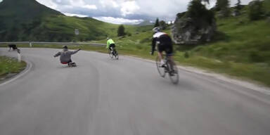 Skater überholen Rennradfahrer