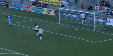 Fußballer knallt mit Kopf auf Latte