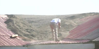 Aufr&auml;umen nach dem Vulkan-Ausbruch