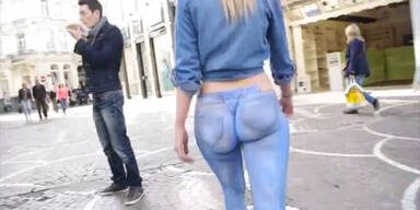 Frau tr&auml;gt nichts au&szlig;er String-Tanga