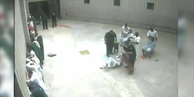 Polizei hetzt Hunde auf Gefangene