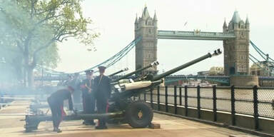 Kanonensch&uuml;sse zu Ehren von Charlotte