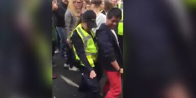 Coole tanzende Polizistin