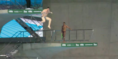 Verr&uuml;ckt: Flitzer beim Turmspringen