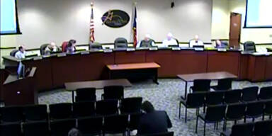 Politiker geht mit Mikro aufs Klo