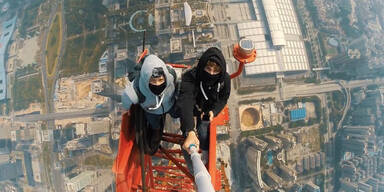 Kletterer wagen sich auf 660 Meter Turm