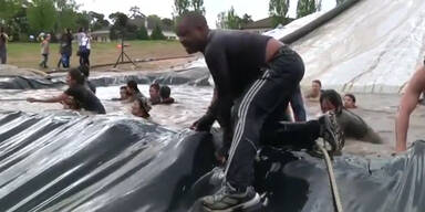 Franzosen laufen durch den Schlamm