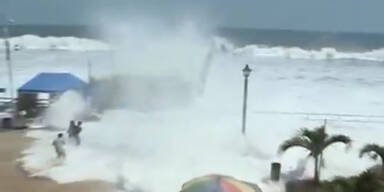 Gef&auml;hrliche Monster-Wellen in El Salvador