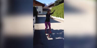 Michi Kirchgasser fährt Einrad