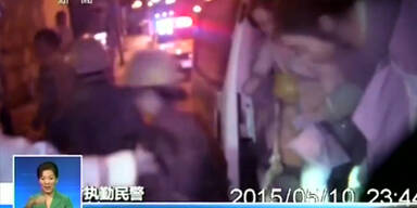 51 Chinesen fahren mit Mini-Bus