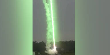 Auf Rakete folgt ein Blitzeinschlag