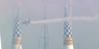 Pilot rasiert Pylonen bei Air Race