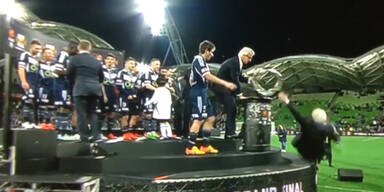 Fu&szlig;ballboss f&auml;llt bei Pokal&uuml;bergabe vom Podium