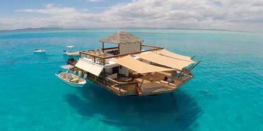 Diese Pizzeria schwimmt mitten im Meer